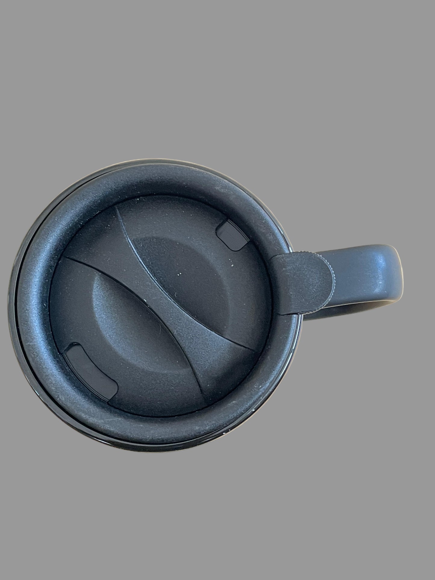 BLACK CERAMIC MUGS WITH ECO-FRIENDLY BROWN LID AT THE BOTTOM