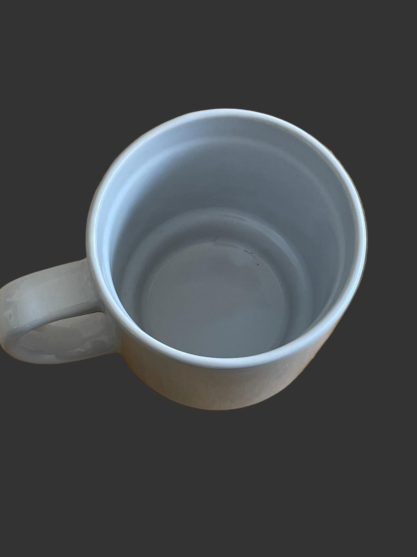 CERAMIC MUGS WITH ECO-FRIENDLY BROWN LIDS AT THE BOTTOM