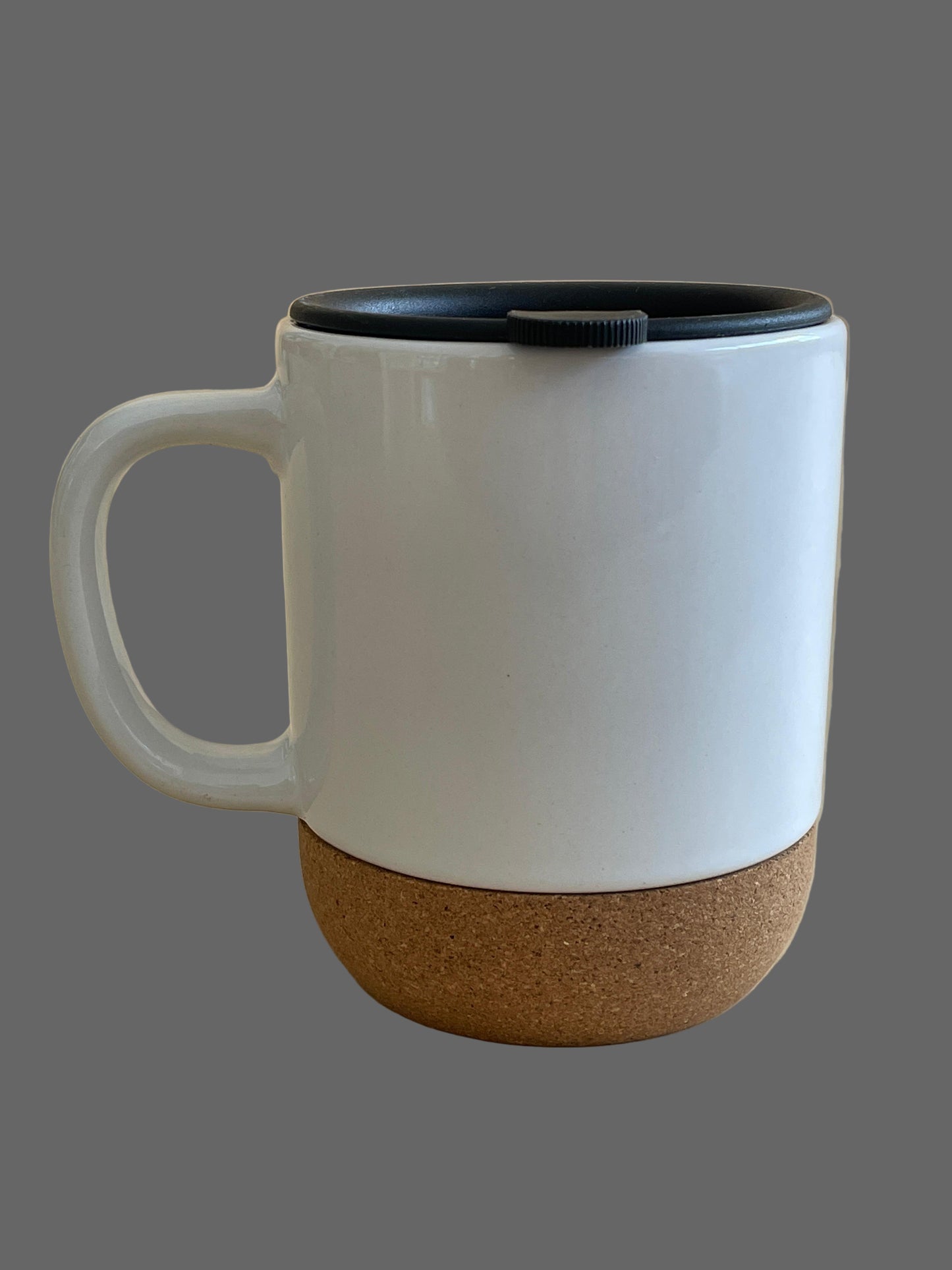 CERAMIC MUGS WITH ECO-FRIENDLY BROWN LIDS AT THE BOTTOM