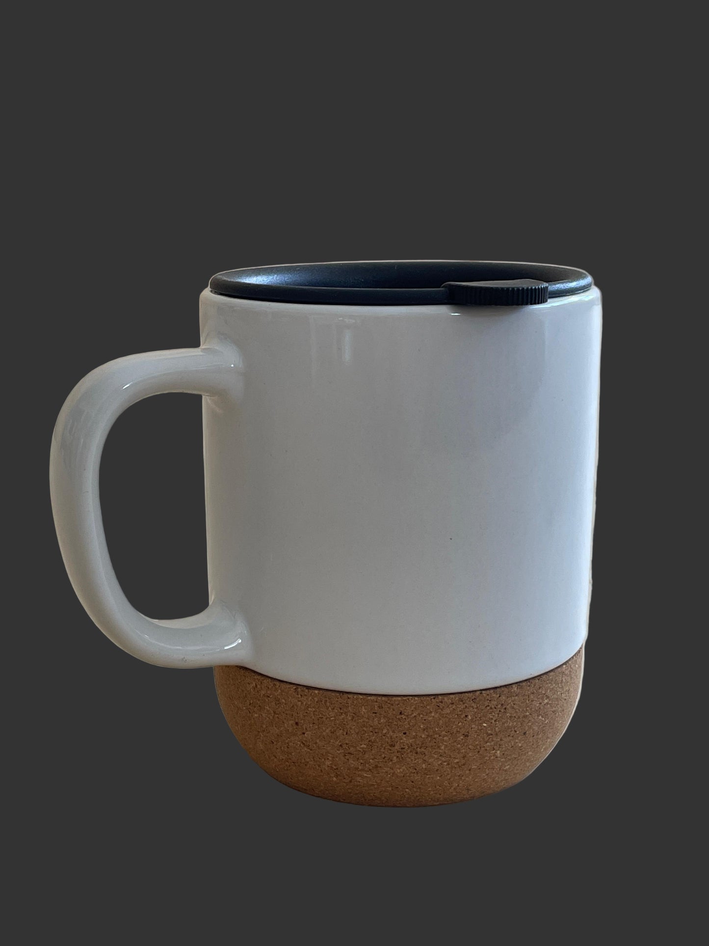 CERAMIC MUGS WITH ECO-FRIENDLY BROWN LIDS AT THE BOTTOM