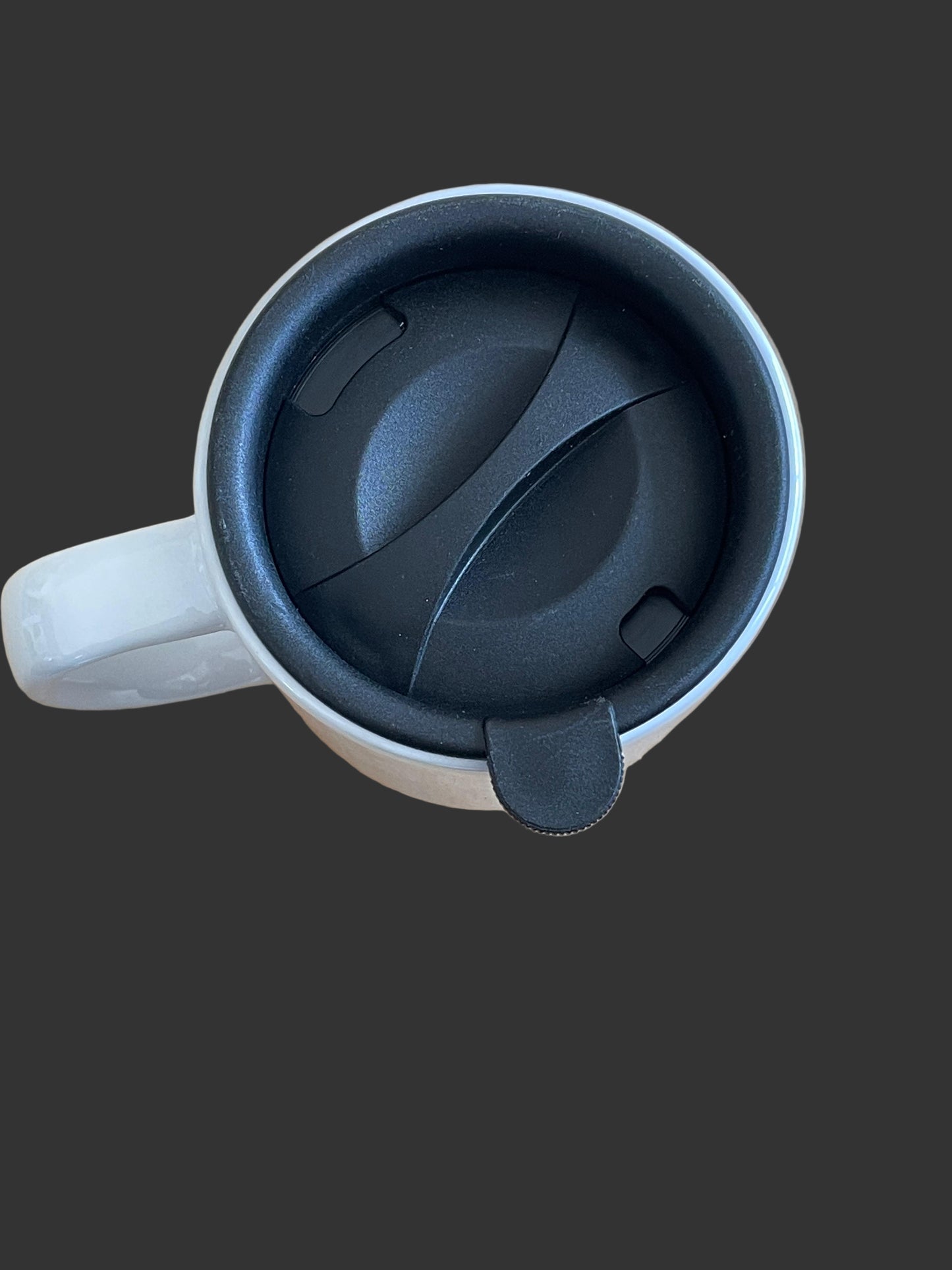 CERAMIC MUGS WITH ECO-FRIENDLY BROWN LIDS AT THE BOTTOM